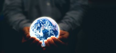 Dünya 'yı korumak için parlayan dünyayı tutan eller