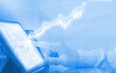 piyasa dalgalanması bilgisayar diyagramı ve iş adamı el tipi grafiği