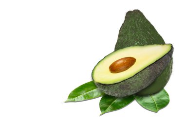 avokado beyaz arkaplanda izole edildi