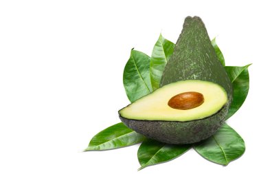 avokado beyaz arkaplanda izole edildi