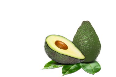 avokado beyaz arkaplanda izole edildi
