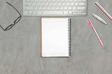 Ofis çalışma alanı için not defteri maketi