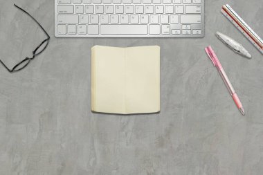 Ofis çalışma alanı için not defteri maketi