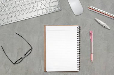 Ofis çalışma alanı için not defteri maketi