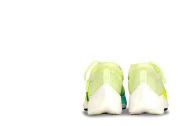 koşu ayakkabıları üzerinde beyaz izole