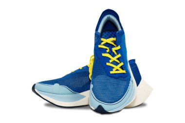 koşu ayakkabıları üzerinde beyaz izole