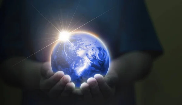 Händer Håller Glödande Glob För Världsskydd — Stockfoto