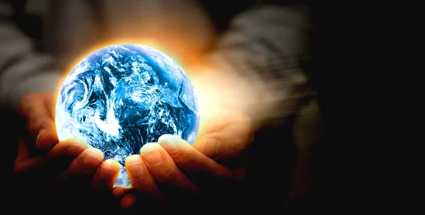 Händer Håller Glödande Glob För Världsskydd — Stockfoto