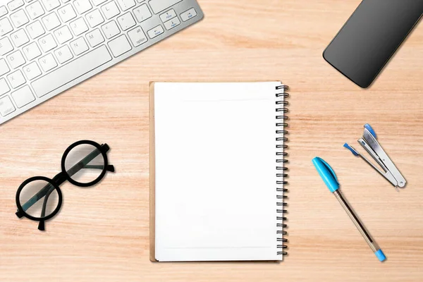 Ofis çalışma alanı için not defteri maketi