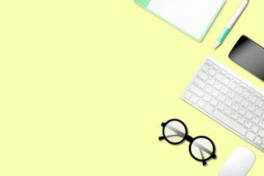 Çalışma alanı için kopya alanı olan ofis masası