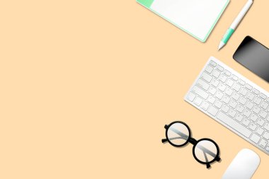 Çalışma alanı için kopya alanı olan ofis masası