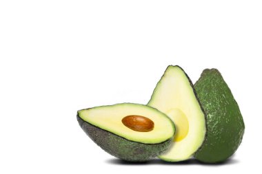 avokado beyaz arkaplanda izole edildi