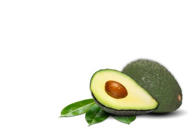 avokado beyaz arkaplanda izole edildi