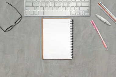 Ofis çalışma alanı için not defteri maketi