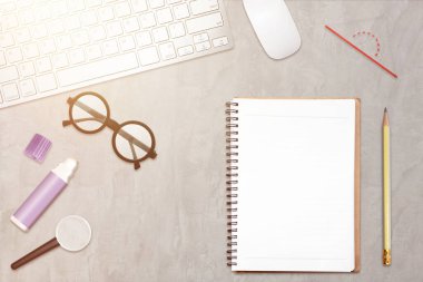 sabit masadaki dizüstü bilgisayar