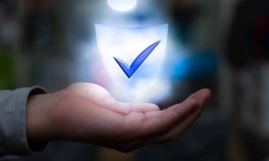 Gizlilik teknolojisi konseptinde iş adamına kalkan koruması