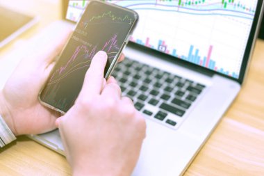 Bilgisayar ve mobil şov finans sektörü ve borsa dalgalanması grafiği