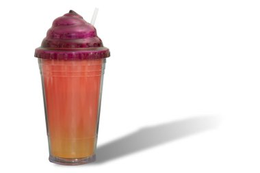 kırmızı plastik bardak su ve saman ile