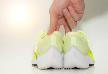 Egzersize başlamak için el seçimi koşu ayakkabıları