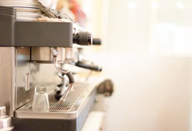 Kahve dükkanındaki kahve makinesi.