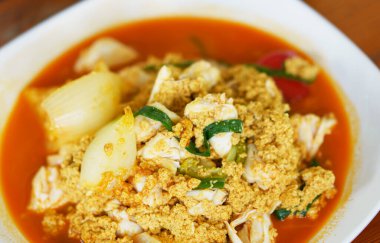 Sarı körili yengeç kızartma menüsü, kapatın.