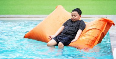 Yüzme havuzunda yüzen çocuk