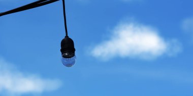 Peri ampulü gökyüzüne karşı