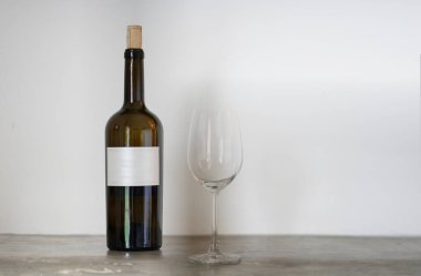 şarap şişesi ve kırmızı şarap kadehi.