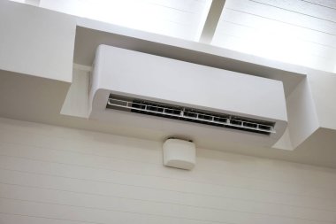 Duvar döşemeli klima odayı serin ve alçak açılı yapar.