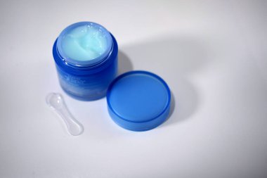 Kozmetik ürün kavanozunun içinde krema var.