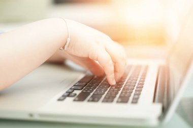 çocuk el bilgisayarı ile internet kullanımı