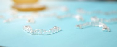 Seçici odaklı görünmeyen parantez