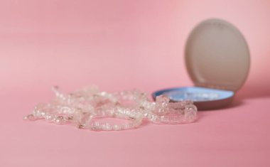 Pembe arka planda görünmeyen destek