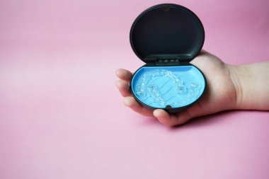 El ele tutuşurken görünmezlik desteği