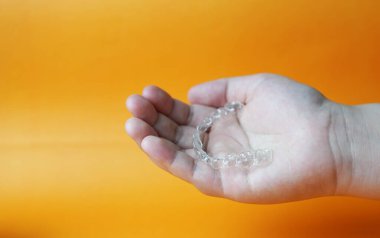 El ele tutuşun renk arka planında avuçta görünmeyen destekler