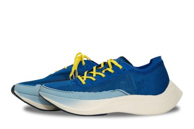 koşu ayakkabıları üzerinde beyaz izole