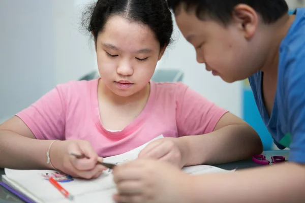 Asyalı Çocuklar Sınıfta Birbirlerine Yardım Ederler — Stok fotoğraf