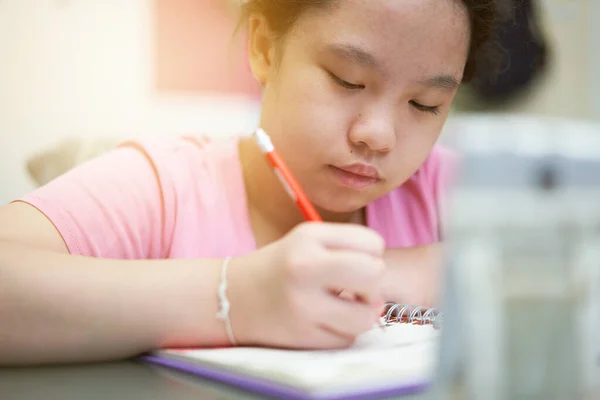Asia Genç Kız Evde Kitap Okuyarak Öğreniyor — Stok fotoğraf