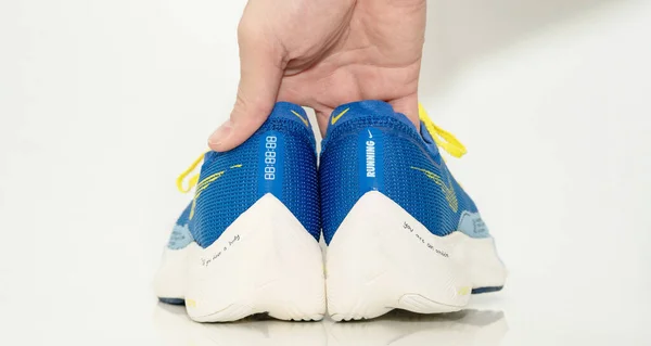 Hand Pick Running Shoes Start Exercising — Stock Photo, Image