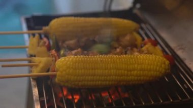 Mangalda mısır ve et çubuğu ızgarası.
