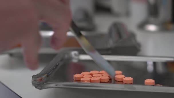 Лекарства Таблетки Рассчитывая Поднос — стоковое видео