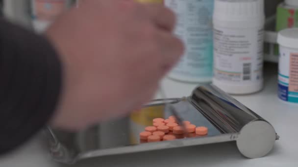 Tabletas Medicamentos Contando Con Bandeja — Vídeo de stock