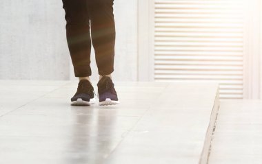 Kadın evin arka bahçesinde koşuyor.