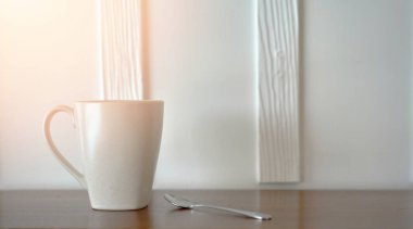 Kahve fincanı ve kaşık masadaki barda.