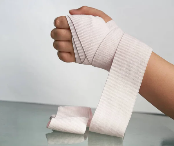 Elástico Bandagem Rolo Apoio Mão Pulso Dedo Isolado Branco — Fotografia de Stock