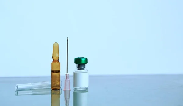 ワクチン注射器用の注射針と薬の瓶 — ストック写真