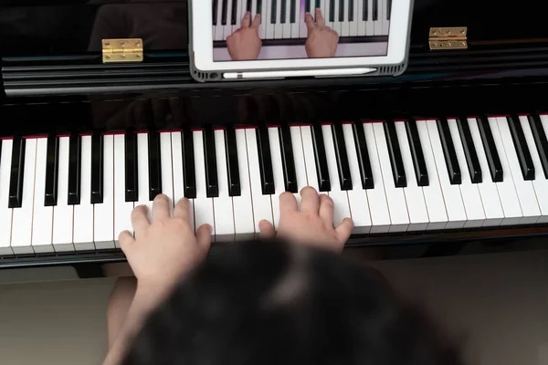 Kid Hands Play Piano Key — Stock Photo, Image