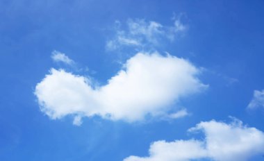 Mavi gökyüzü arka plan üzerinde tek bulut