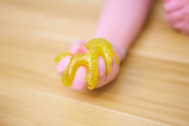 Çocuk el ele tutuşup salgılıyor.