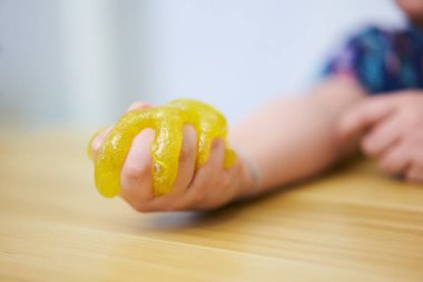 Çocuk el ele tutuşup salgılıyor.